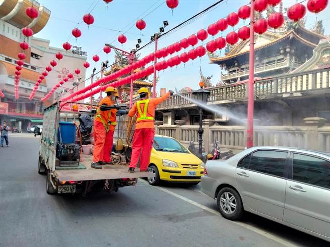 雲林縣北港鎮香盛期暴人潮，北港鎮公所加強防制新冠肺炎、登革熱消毒工作。（北港鎮公所提供／張朝欣雲林傳真）