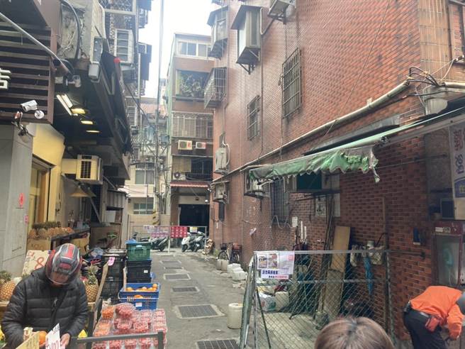 地主封閉通行多年淡水救命通道 工務局率隊拆除路障（戴上容攝）