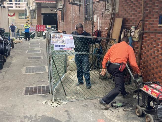 地主封閉通行多年淡水救命通道 工務局率隊拆除路障（戴上容攝）