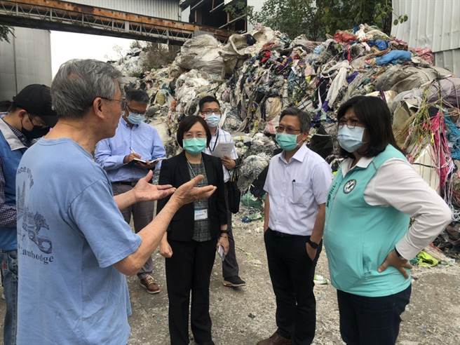 嘉义市青年街非法废弃物处置场废弃塑料堆积如山，立委王美惠促中央协助处理。（王美惠服务处提供）
