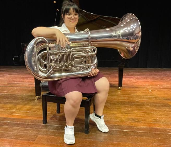 曾钰威从小罹患糖尿病，即便在生活上有很多障碍与不便，但她每天仍抱着重达近10公斤的低音号，永不放弃努力学习，在今年全国赛音乐大赛夺下优等奖。（洪浩轩摄）