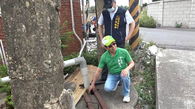 兴安路部分住户面临无水可用窘境，市议员吴敏济19日会勘争取经费。（陈淑娥摄）