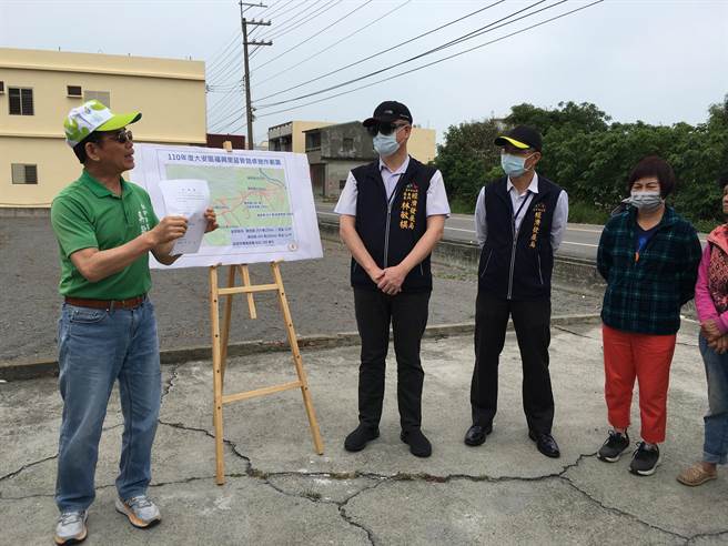 兴安路部分住户面临无水可用窘境，市议员吴敏济19日会勘争取经费。（陈淑娥摄）