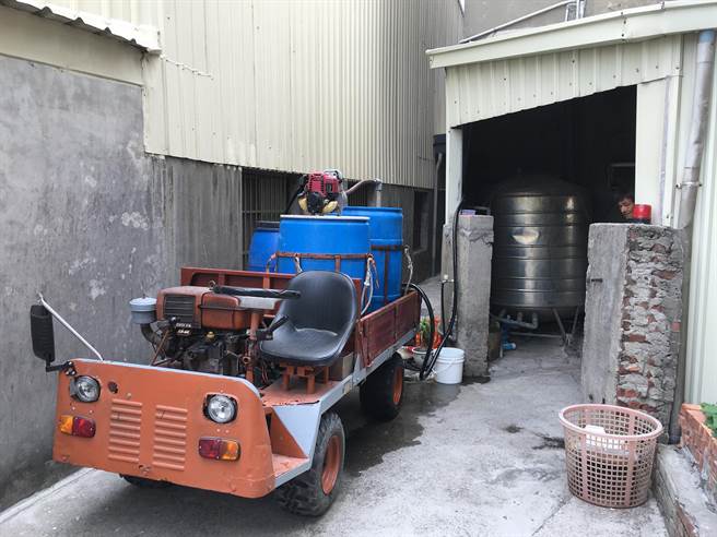 兴安路部分住户面临无水可用窘境，每天出门载水回家使用，生活相当不便。（陈淑娥摄）