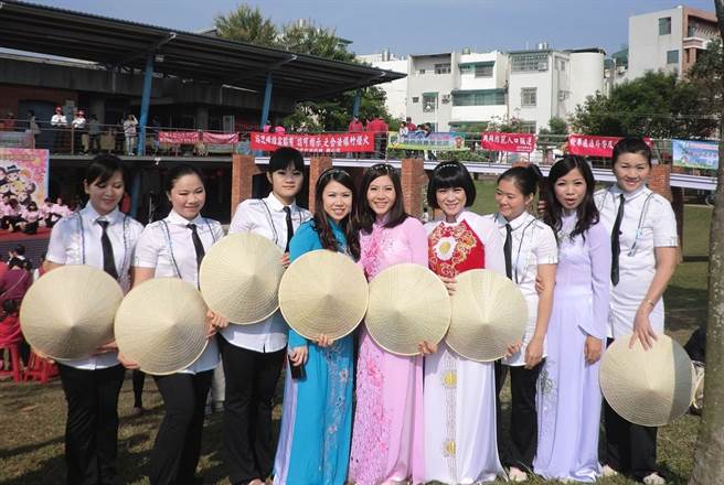 社工督导许淑芬（左四）与新住民相处如姊妹。（嘉义市政府提供）