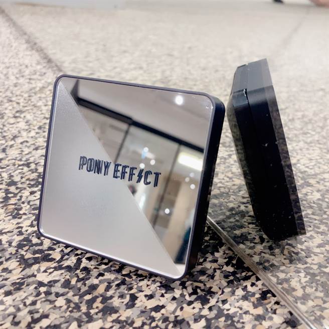 时髦太空银镜面包装与质感雾黑LOGO。（邱映慈摄）