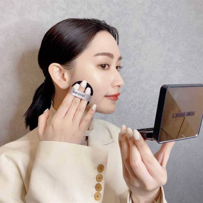 超进化无重力气垫粉饼上脸清爽不黏腻，经实验证明口罩下九小时不沾口罩。（邱映慈摄）