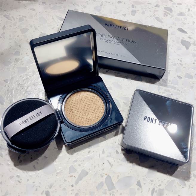 超进化无重力气垫粉饼粉蕊的闪电格纹设计能更适量沾粉，轻松拍上匀称底妆。（邱映慈摄）