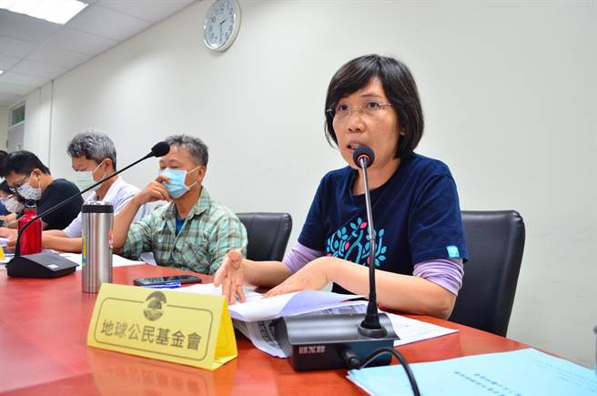 地球公民基金会副执行长王敏玲表示，目前草案的排放标准大幅放宽，令人难以接受。（地球公民基金会提供／曹明正高雄传真）