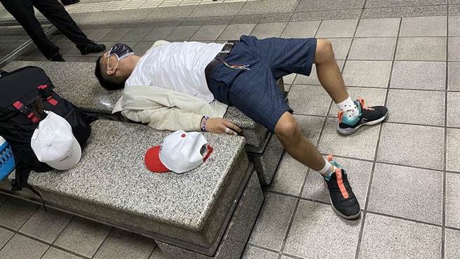 男子因占用博爱座在车厢内与其他乘客爆发衝突，警方到场后，男子却躺在江子翠站的椅子上休息并称身体不舒服。（图／民眾提供）