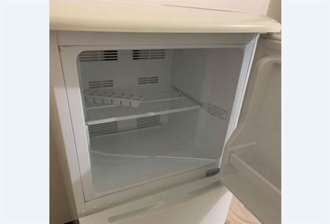 网友询问冰箱飘死鱼味怎么消除？内行人曝超强解方：保证有效。(图/截自脸书 爆系知识家)