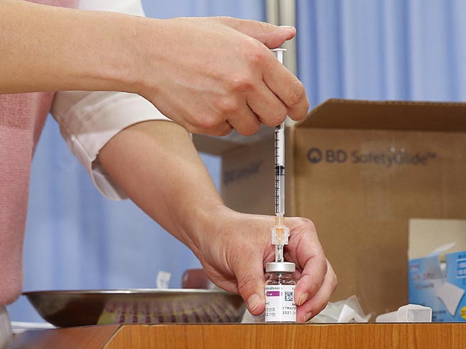 自费施打AZ疫苗19日起开始预约，周三开打。不过，高雄市立民生医院却传出举办接种大赛，遭控变相给护理师压力。图中护理师与新闻事件无关。（本报资料照片）