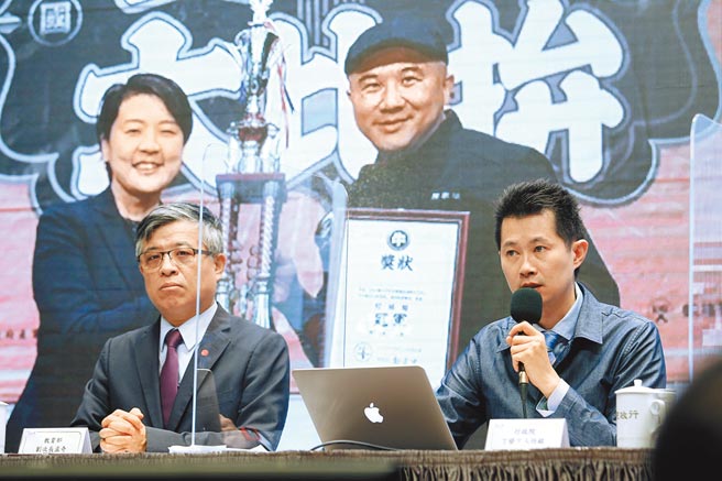 去年11月，时任行政院发言人丁怡铭（前右）误指牛肉麵店家使用含有莱剂的美牛，事后道歉，并订购百碗「赔罪」，确又打了政院统编，掀起一阵牛肉麵之乱，最后请辞下台。（本报资料照片）