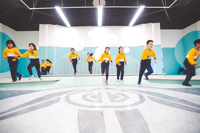 教育部推动「学美．美学－校园美感设计实践计画」，图为新竹市北门国小改造礼堂。（教育部提供／林志成台北传真）