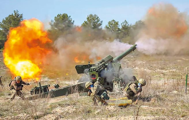 乌克兰与加拿大炮兵日前在乌国西部地区联合演训。乌克兰与邻国俄罗斯的关系日趋紧绷，俄罗斯在靠近两国边界集结重兵，双方17日互相驱逐外交官，情势恐进一步恶化。（美联社）