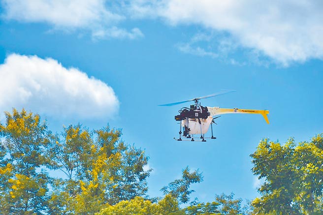 无人机因成本低、机动性高，近年已广泛应用在喷洒农药施肥、农林渔牧调查等用途上。（罗亦晽摄）