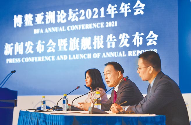 博鳌论坛秘书长李保东（中）昨在论坛首场记者会上指出，疫情并未使亚洲的全球价值链中心出现转移，亚洲工厂对中国的依赖程度远高于美国。（新华社）