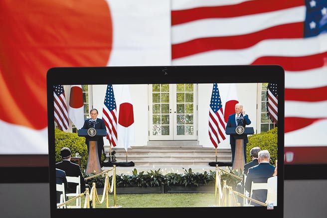 针对美日峰会联合声明提及台湾，17日深夜，中国外交部刊出未署名问答，要求美日严肃对待中方关切，恪守一个中国原则。图为美国总统拜登（右）与到访的日本首相菅义伟在美国华盛顿白宫举行联合记者会。（新华社）