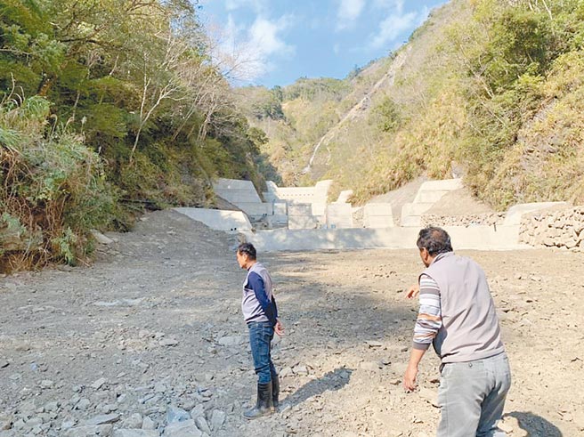 桃园市復兴区虽是石门水库上游，但部落多半以简易自来水取水，不过最近降雨太少，溪流水源也匮乏。（翻摄照片／赖佑维桃园传真）