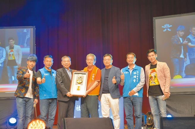 「让奉献成为一种荣耀」公益演唱会18日于新竹县登场，副县长陈见贤（左三）颁发感谢状给旺旺文教基金会，由主任周哲仁（右四）代表接受。（庄旻静摄）