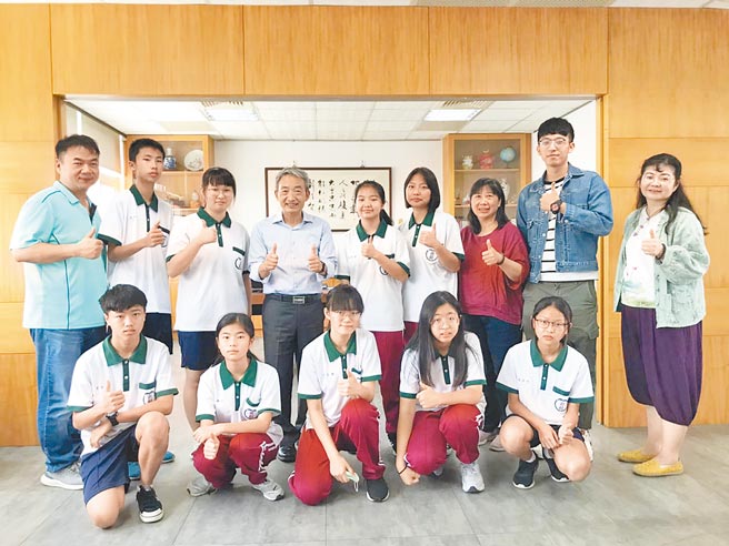 苗栗县竹南君毅中学今年参加苗栗县文状元竞赛，共有9名荣获文状元等奖项。（君毅中学提供／谢明俊苗栗传真）