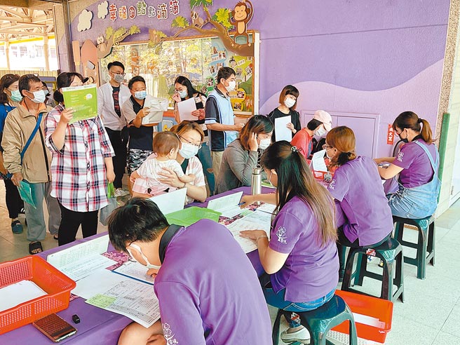 育兒津貼8月1日起將從現行新台幣2500 元提高到3500元，就讀公幼費用也相應調降1000元。圖為嘉義市公幼幼兒園招生登記。（本報資料照）