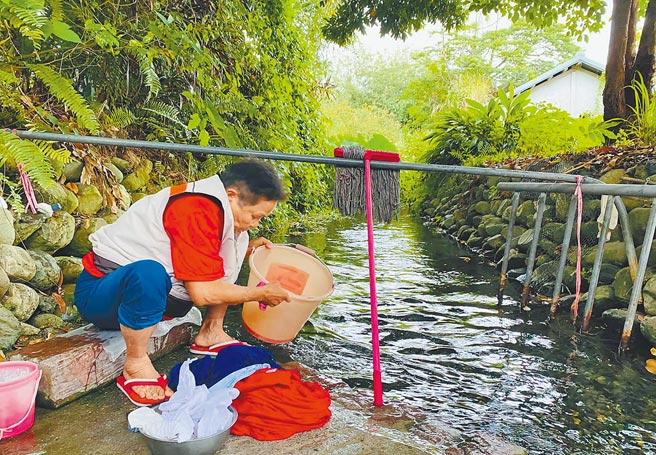 全台缺水，台东县关山镇丰泉里地下水源却终年不断，妇女们都在此洗衣、洗菜。（民眾提供／蔡旻妤台东传真）