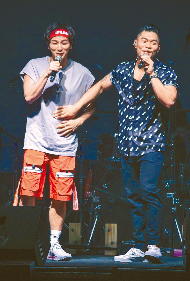 李玖哲昨在台上拱小煜（左）秀腹肌。（吳松翰攝）