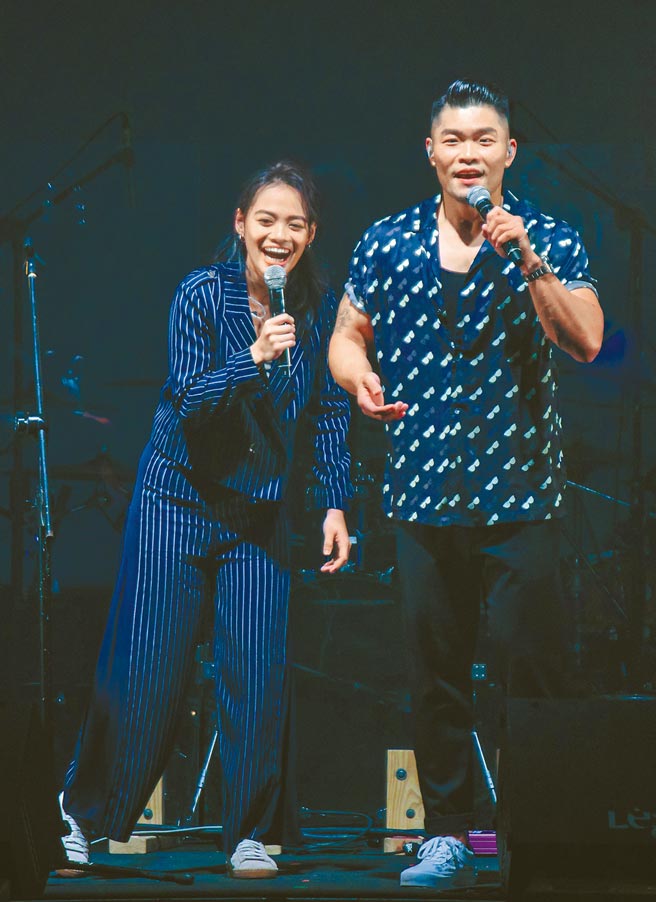 李玖哲連2場讚聲演唱會昨晚圓滿落幕，左為《全明星》戰友吱吱郭芝吟。（吳松翰攝）