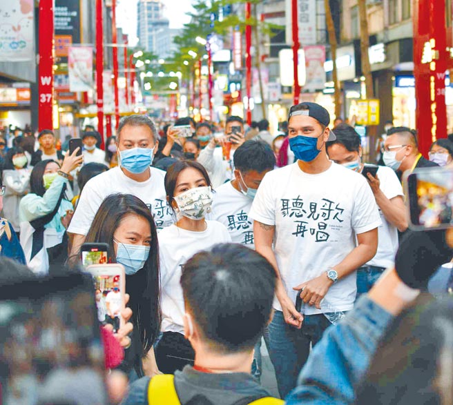 導演楊智麟（白衣左起）、Ella、馬志翔勤跑活動，宣傳《聽見歌 再唱》。（華納兄弟提供）