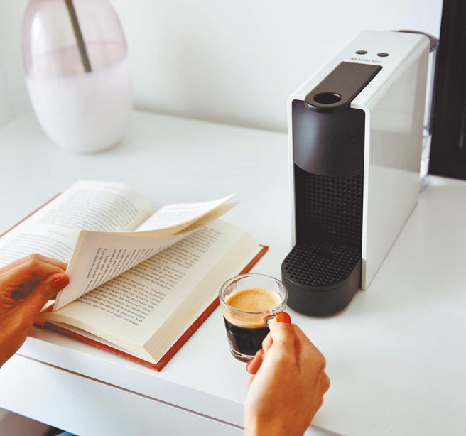 虾皮购物的Nespresso 胶囊咖啡机 Essenza Mini 纯洁白。（Nespresso提供）