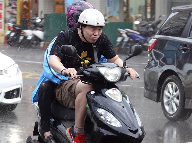 男子去因为突然下起大雨，他因此骑进骑楼躲雨、穿雨衣，遭检举魔人偷拍举发，他事后受收到500罚单不服提告。（示意图，非当事人照片／中时资料照）