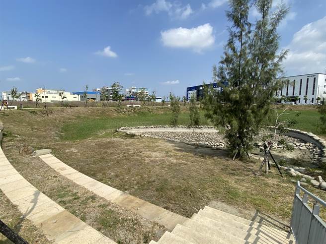 旱象严峻，新吉工业区滞洪池一片乾涸。（曹婷婷摄）