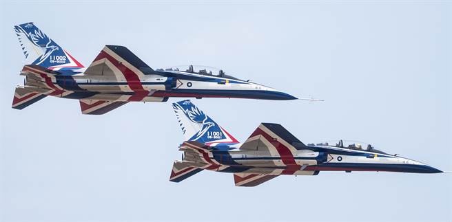 編號11001、11002的「勇鷹」號新式高教機3月2日首次在台中公開亮相，並進行課目演練。（軍聞社）