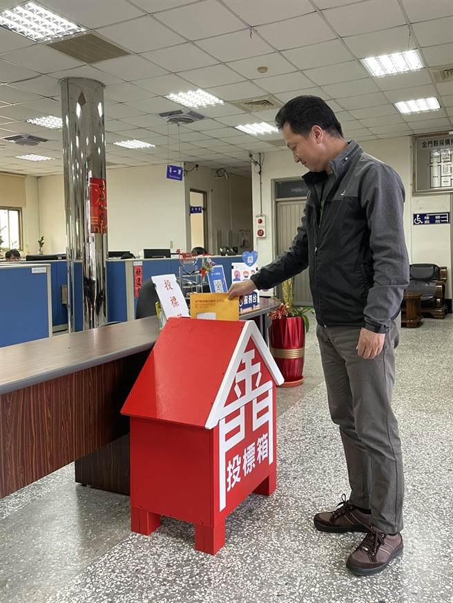 金門縣採購招標所將「金門」意象的電話亭變身為投標箱，成為各地投標廠商打卡新亮點。（金門縣採購招標所提供）