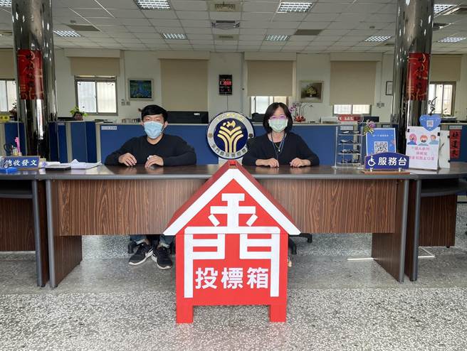 金門縣招標所強化便民措施，將原來140公分高的服務櫃檯降至76公分，拉近與洽公民眾的距離。（金門縣採購招標所提供）