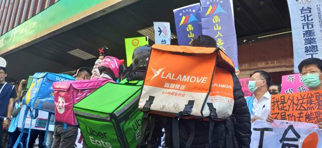 外送员今天宣布拟组成「全国外送产业工会」，除了为外送员争取权益外，也希望推动专法保障外送员权益。（林良齐摄）