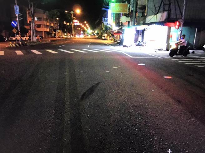 機車遭拒檢賓士撞飛衝進檳榔攤，騎士重傷送醫。（圖／翻攝自畫面）