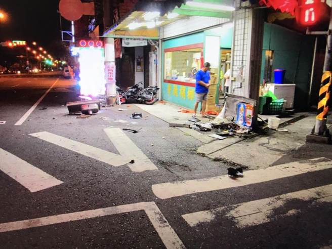 機車遭拒檢賓士撞飛衝進檳榔攤，騎士重傷送醫。（圖／翻攝自畫面）