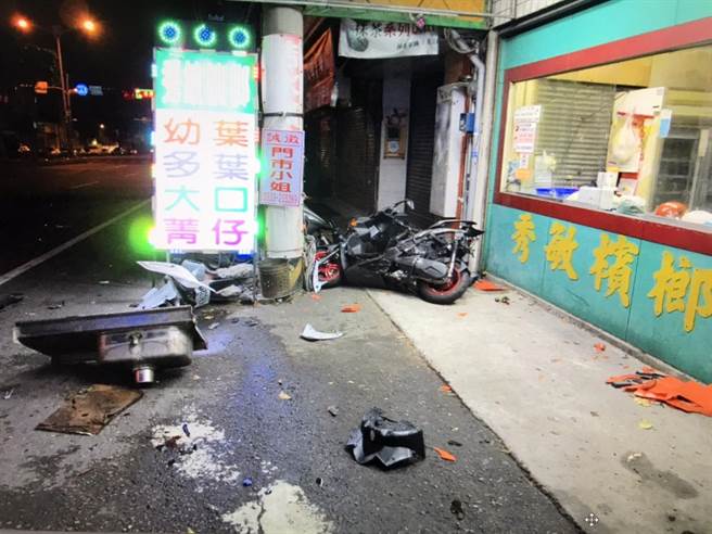 機車遭拒檢賓士撞飛衝進檳榔攤，騎士重傷送醫。（圖／翻攝自畫面）