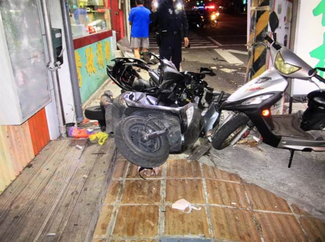 機車遭拒檢賓士撞飛衝進檳榔攤，騎士重傷送醫。（圖／翻攝自畫面）