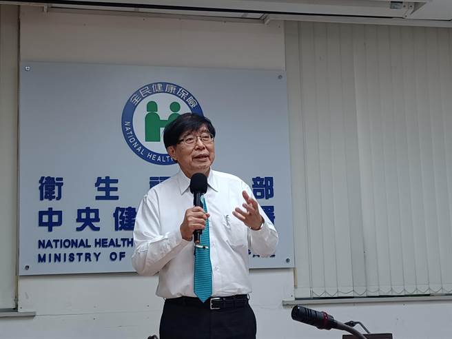 健保署长李伯璋表示，很多人都会利用健保大数据写论文，从这些论文中，可看到资料库在健康政策与管理、疾病治疗研究、药物疗效分析、探讨疾病危险因子、疫情的即时追踪与监控以及医疗品质提升，均有显着贡献。（林周义摄）