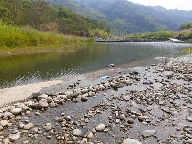 台中太平警分局头汴派出所一员警上午巡逻经一江桥畔，突发现有民眾在河床上载浮载沉。（民眾提供／冯惠宜台中传真）
