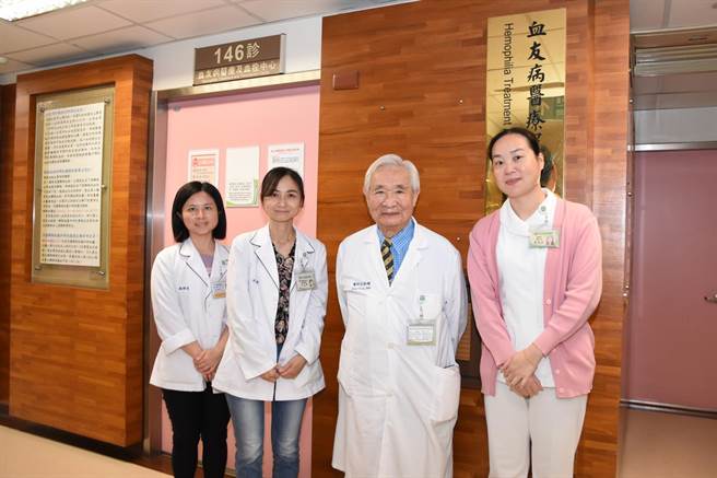 沈铭镜教授（右二）与彰基血友病医疗暨血栓中心医疗团队。（谢琼云摄）