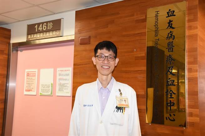 林炫聿医师表示，彰基对血友病患能提供除了现行健保给付的标准治疗以外，也跟得上国际趋势潮流更新、更好的治疗。（谢琼云摄）