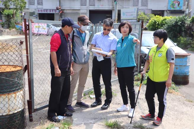 立委何欣纯、市议员张玉嬿分邀国有财产署、交通局合作，将利用国有土地在长亿一街辟建20席汽车平面停车场，20日前往现勘。（冯惠宜摄）