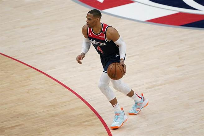 韦斯布鲁克再次缴出大三元，本季第26次，生涯第172次，率领巫师击败雷霆，拿下5连胜。(美联社)