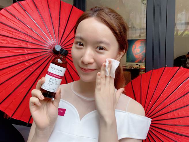 为了迎接随之而来的夏季，许多人已经开始物色新的保养品来因应肌肤需求的改变。（邱映慈摄）