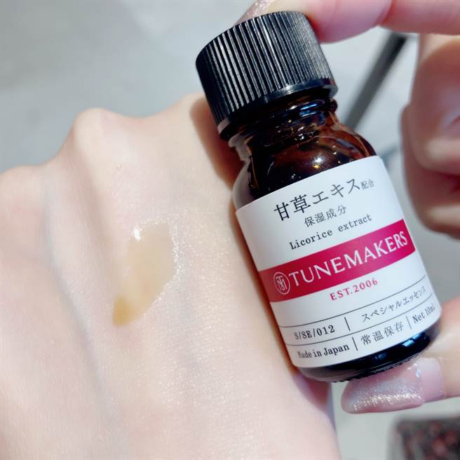 甘草草本舒缓调理原液可局部涂抹于痘痘上精准保养，敏感肌也适用。（邱映慈摄）