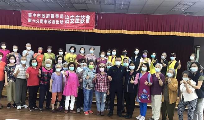 台中市政府警察局第六分局帶領「和平鴿志工團」，到西屯區何里社區關懷據點實施預防犯罪宣導活動。（盧金足攝）